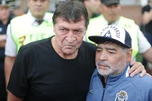 Julio César Falcioni y Diego Maradona, en un partido entre Banfield y Gimnasia, en 2019.