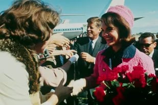 Jacqueline Kennedy es recibida en el aeropuerto de Dallas