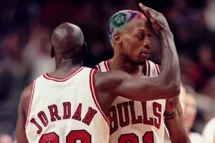 7 de junio de 1996 - El escolta de los Chicago Bulls, Michael Jordan acaricia a su compañero de equipo Dennis Rodman en su cabello multicolor mientras los Bulls celebran su ventaja en el tercer cuarto contra los Seattle SuperSonics en el segundo juego de las Finales de la NBA en Chicago.