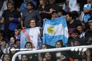 La selección argentina jugó sus dos partidos en Santiago del Estero a estadio lleno; ya se aseguró octavos de final