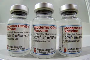 Tres dosis de la vacuna contra COVID-19 de Moderna son exhibidas en un centro de vacunación contra el coronavirus en el "Velódromo" de Berlín, Alemania. (AP Foto/Michael Sohn, archivo)