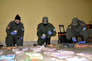El dinero secuestrado por la Gendarmería Nacional en operativos hechos en la ruta 34, en Santiago del Estero