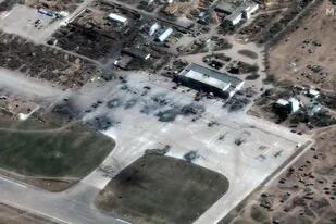 Una imagen satelital proporcionada por Maxar Technologies muestra helicópteros rusos destruidos en la pista de un aeródromo en Kherson, Ucrania, el miércoles 16 de marzo de 2022