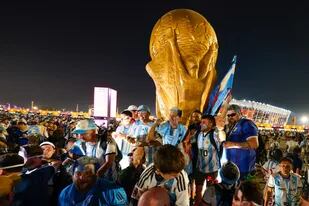 Los hinchas argentinos vibran en Qatar al ritmo de la selección que conduce Lionel Scaloni, que los ilusiona