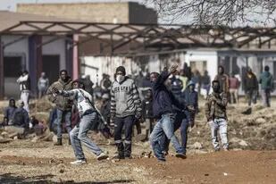 Los disturbios se encendieron con el encarcelamiento del expresidente Zuma y crecieron con el paso de los días