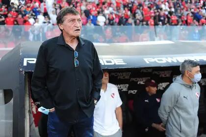 Julio César Falcioni no pudo seguir en Independiente, pero continuará dirigiendo: lo hará en Colón, que jugará Copa Libertadores