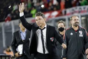 Típico gesto de Marcelo Gallardo cuando el Monumental lo ovaciona; en el 5-0 a Estudiantes los hinchas se manifestaron masivamente en favor de su continuidad.