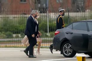 El presidente Alberto Fernández y la primera dama Fabiola Yáñez, este lunes al arribar juntos a la Casa Rosada.