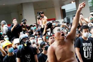 Miles de manifestantes se reunieron en la sede de la policía de Hong Kong exigiendo la renuncia del líder pro-Beijing de la ciudad y la liberación de los manifestantes arrestados