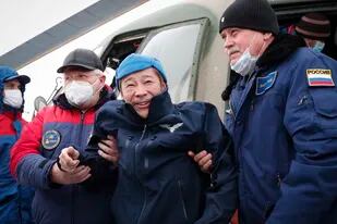 El turista espacial, el empresario japonés Yusaku Maezawa, es ayudado mientras baja de un helicóptero en Zhezkazgan, Kazajistán, el lunes 20 de diciembre de 2021. (Shamil Zhumatov/Pool Photo via AP)