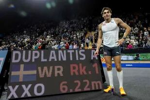 El atleta sueco Armand Duplantis posa con su nueva marca mundial, lograda en Francia