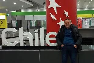 Ernesto “Pepe” Ferreyra, en el aeropuerto de Santiago.
