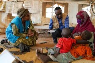 07/06/2022 El 24 de mayo de 2022, Rania Dagash, directora regional adjunta de UNICEF para África Oriental y Meridional, (izquierda) se reúne con la madre Ismayel y sus mellizos (Libaan Osman Derow y Salman Osman Derow) en el centro de salud integrado de Dollow, Soma POLITICA UNICEF