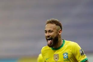 Neymar, de la selección de Brasil, festeja luego de anotar el segundo tanto ante Venezuela en el partido inaugural de la Copa América, el domingo 13 de junio de 2021, en Brasilia (AP Foto/Eraldo Peres)
