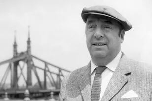 Pablo Neruda murió en 1973 en una clínica de Santiago de Chile, doce días después del golpe militar de Pinochet; todavía se investiga si fue el cáncer de próstata o una droga que le inyectaron lo que produjo su deceso