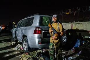 Un combatiente talibán custodia un puesto de control fuera del aeropuerto de Kabul