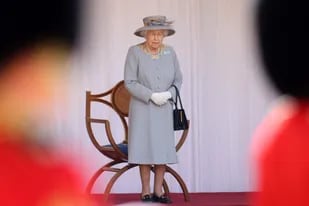 La reina Isabel II de Gran Bretaña observa una ceremonia militar para conmemorar su cumpleaños oficial en el Castillo de Windsor el 12 de junio