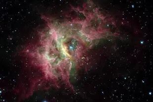 En el centro de la nebulosa de gas RCW 49 que se muestra en esta imagen hay un cúmulo de estrellas (Westerlund 2) rodeado por una burbuja en expansión de gas caliente