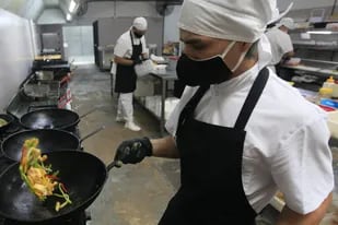 Muchas pymes decidieron compartir sus cocinas -en una modalidad, conocida en la industria como "dark kitchens"- para reducir sus costos y concentrar su negocio en el delivery