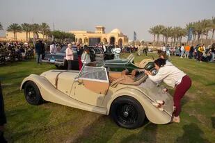 Entusiastas de los automóviles visitan una muestra de coches clásicos el 19 de marzo de 2022, en El Cairo, Egipto. (AP Foto/Amr Nabil)