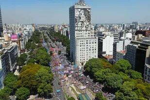 Vista aérea de la manifestación de las organizaciones de izquierda al ministerio de Desarrollo Social.