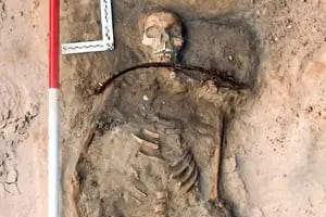 Un cadáver de 400 años de antigüedad encadenado a su tumba