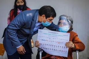 El candidato a presidente llevó a su abuela de más de cien años a las urnas, en Quito