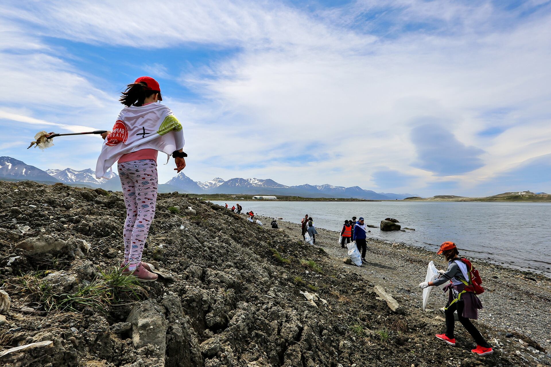 Voluntarias recolectan plásticos y otros residuos en una playa de Tierra del Fuego
