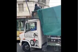 La imagen del camión de la agrupación Corriente Villera Independiente (CVI) que encendió la polémica en las redes sociales