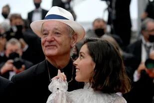 Bill Murray junto a la joven Lyna Khoudri en la presentación de La crónica francesa en la última edición del Festival de Cannes