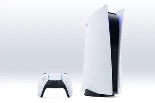 La PlayStation 5 viene con 1 TB de almacenamiento interno, de cual sólo están disponibles 800 GB; alcanza para tener una decena de juegos instalados