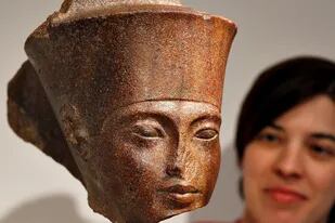 Laetitia Delaloye, la encargada de antigüedades de Christie´s junto a la escultura del dios Amon