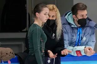 La entrenadora Eteri Tutberidze, centro, platica con Kamila Valieva, del Comité Olímpico Ruso, right, durante una sesión de entrenamiento de los Juegos Olímpicos de Invierno, el domingo 13 de febrero de 2022, en Beijing. (AP Foto/David J. Phillip)