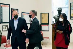 Doug Emhoff, esposo de la vicepresidenta Kamala Harris, es sacado de una escuela en Washington por agentes del Servicio Secreto el 8 de febrero del 2022.  (Foto AP/Manuel Balce Ceneta)