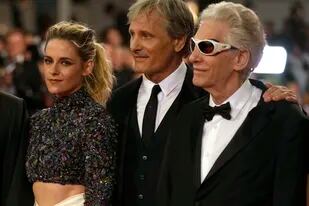 Kristen Stewart, Viggo Mortensen y el director David Cronenberg posan para los fotógrafos al llegar al estreno de la película Crimes of the Future en el 75º festival internacional de cine de Cannes