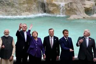 Narendra Modi (India), Scott Morrison (Australia), Angela Merkel (Alemania), Mario Draghi (Italia), Emmanuel Macron (Francia) y Boris Johnson cumplen la tradición de tirar una moneda en la Fontana di Trevi durante el G-20