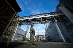 Un militar ruso vigila una zona de la central nuclear de Zaporiyia en territorio bajo control militar ruso, en el sureste de Ucrania, el 1 de mayo de 2022.