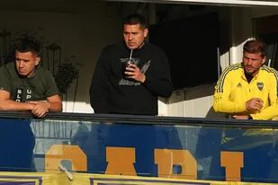 Juan Román Riquelme, junto a su hermano Cristian y Mariano Herrón, el DT que tomó las riendas del plantel profesional de Boca tras el despido de Ibarra