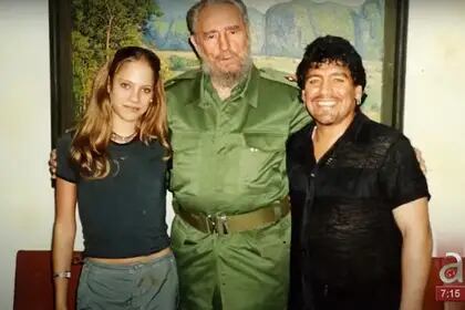 Mavys Álvarez y Diego Maradona, junto a Fidel Castro