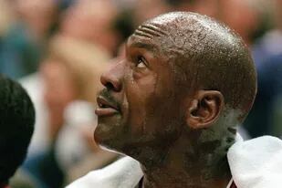 Michael Jordan de los Chicago Bulls toma un respiro durante el primer cuarto del Juego 5 en las Finales de la NBA contra los Utah Jazz el miércoles 11 de junio de 1997 en Salt Lake City. Jordan ha sufrido síntomas de gripe desde el martes por la noche.