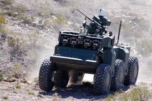 Un vehículo robótico de combate en el campo de misiles de White Sands, en Nuevo México, en 2008