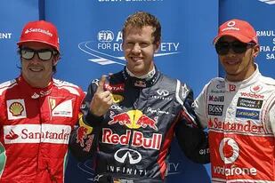 Gran Premio de Canadá 2012: Fernando Alonso (Ferrari) y Lewis Hamilton (McLaren) flanquean al poleman Sebastian Vettel; en ese año, el piloto germano se consagró campeón con una diferencia de tres puntos sobre el español, con Kimi Raikkonen clasificándose tercero y el británico en el cuarto escalón del mundial
