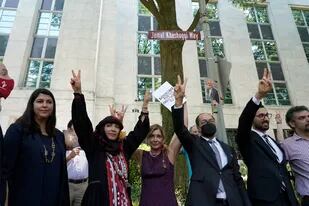De izquierda a derecha, la concejal Brooke Pinto, la ganadora del premio Nobel de la Paz Tawakkol Karman, Nihad Awad y Abdullah Alaoud celebran la develación del letrero de la calle Jamal Khashoggi, afuera de la embajada de Arabia Saudí, el miércoles 15 de junio de 2022, en Washington. (AP Foto/Gemunu Amarasinghe)