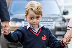 El principe con George junto a sus padres yendo al colegio