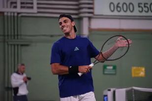 La sonrisa del single 1 del equipo argentino de Copa Davis, Francisco Cerúndolo, durante uno de los ensayos en Finlandia, antes de la serie del próximo fin de semana en la ciudad de Espoo