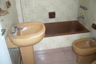 El toilette publicado por una usuario de Twitter recibió infinidad de comentarios negativos y produjo que otras personas postearan sus propias imágenes de cuartos de baño feos o bizarras