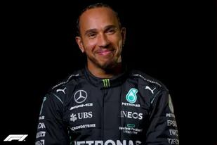 La sonrisa de Lewis Hamilton al darse cuenta de su error
