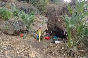 10/06/2022 Excavación en proceso en un abrigo de roca en la isla Pantar.  El análisis de ADN de restos humanos antiguos ha arrojado nueva luz sobre una "explosión" de culturas y genéticas entremezcladas en una región insular al norte de Australia conocida como Wallacea.  POLITICA INVESTIGACIÓN Y TECNOLOGÍA STUART HAWKINS/ANU