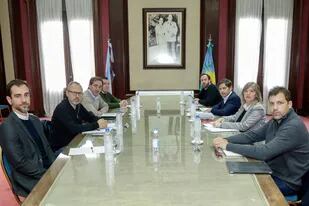 Kicillof y parte de su gabinete, el 21 de julio, con los intendentes de Pro Petrecca (Junín), Valenzuela (Tres de Febrero), Garro (La Plata) y Montenegro (General Pueyrredón)