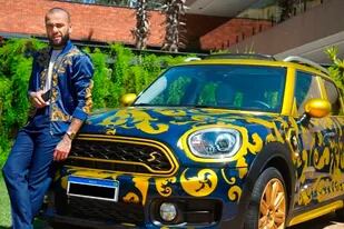 Dani Alves puso a la venta su auto ploteado con los colores de Boca Juniors